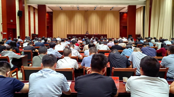 县委举行深入贯彻中央八项规定精神学习教育专题党课报告会