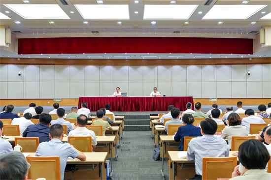 区委理论学习中心组举行学习（扩大）会
