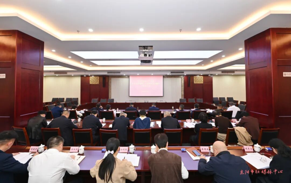 市委理论学习中心组举行学习贯彻党的二十届四中全会精神专题学习会