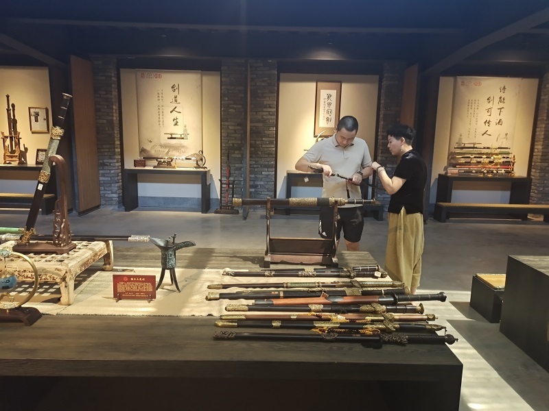 投促中国创始人吴永豪一行赴龙泉市龙泉宝剑厂参观学习