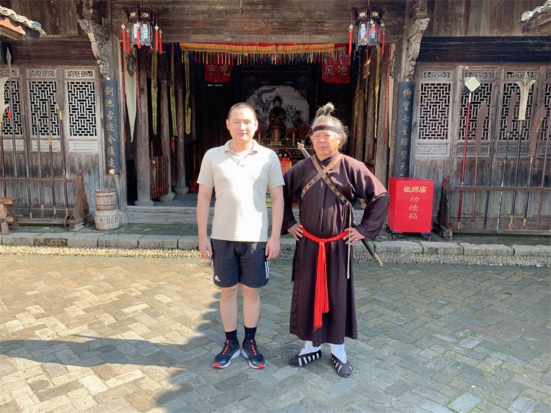 投促中国创始人吴永豪一行赴龙泉市龙泉宝剑厂参观学习