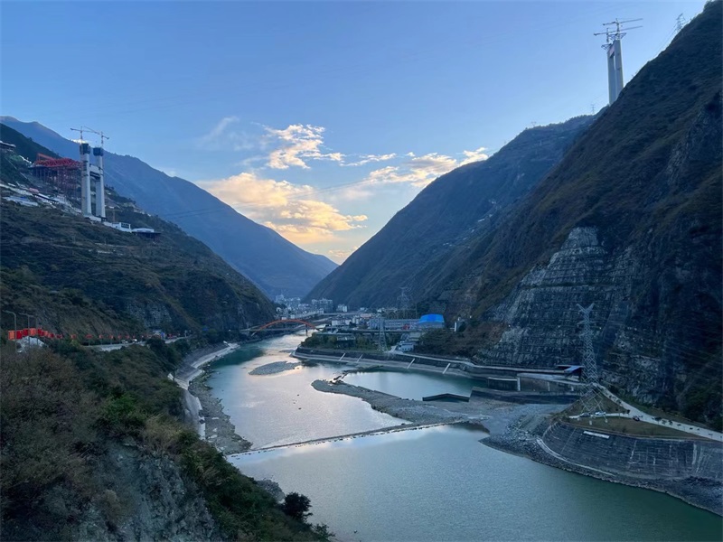 投促中国创始人吴永豪一行赴红色旅游胜地泸定桥参观学习