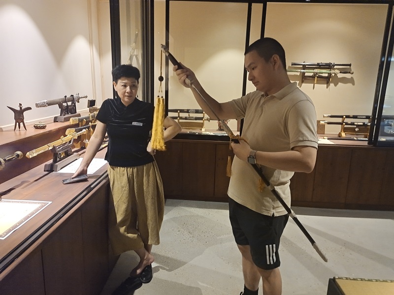 投促中国创始人吴永豪一行赴龙泉市龙泉宝剑厂参观学习