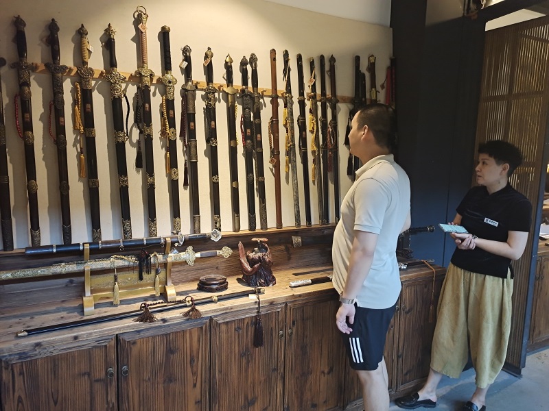 投促中国创始人吴永豪一行赴龙泉市龙泉宝剑厂参观学习