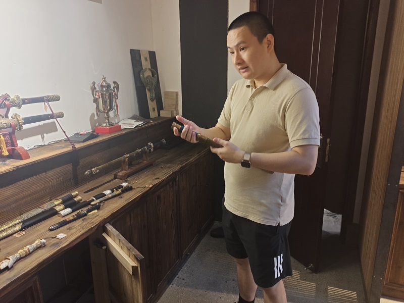 投促中国创始人吴永豪一行赴龙泉市龙泉宝剑厂参观学习