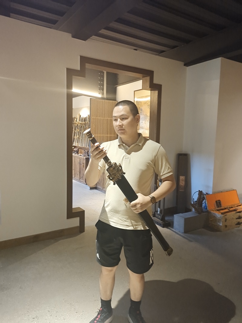 投促中国创始人吴永豪一行赴龙泉市龙泉宝剑厂参观学习