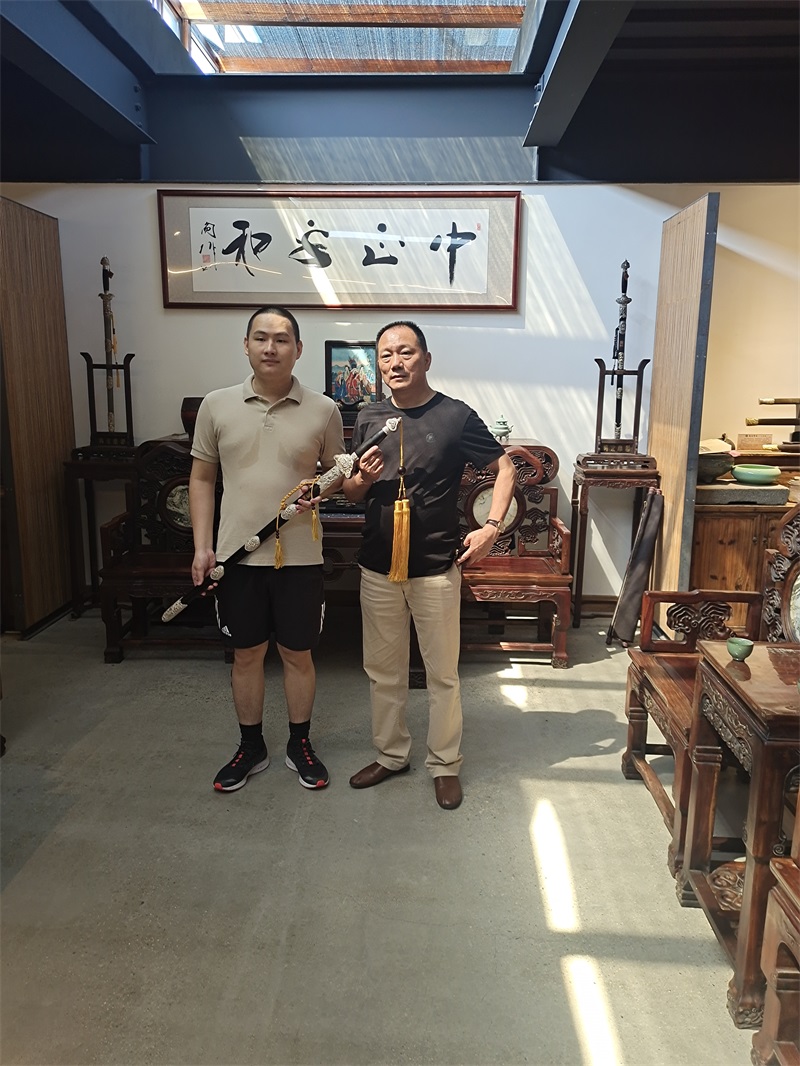 投促中国创始人吴永豪一行赴龙泉市龙泉宝剑厂参观学习