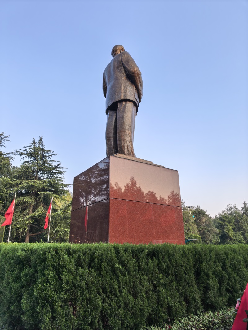 投促中国创始人吴永豪一行赴湖南省湘潭市韶山市韶山乡韶山村韶山旅游区核心景区中心毛泽东广场参观学习