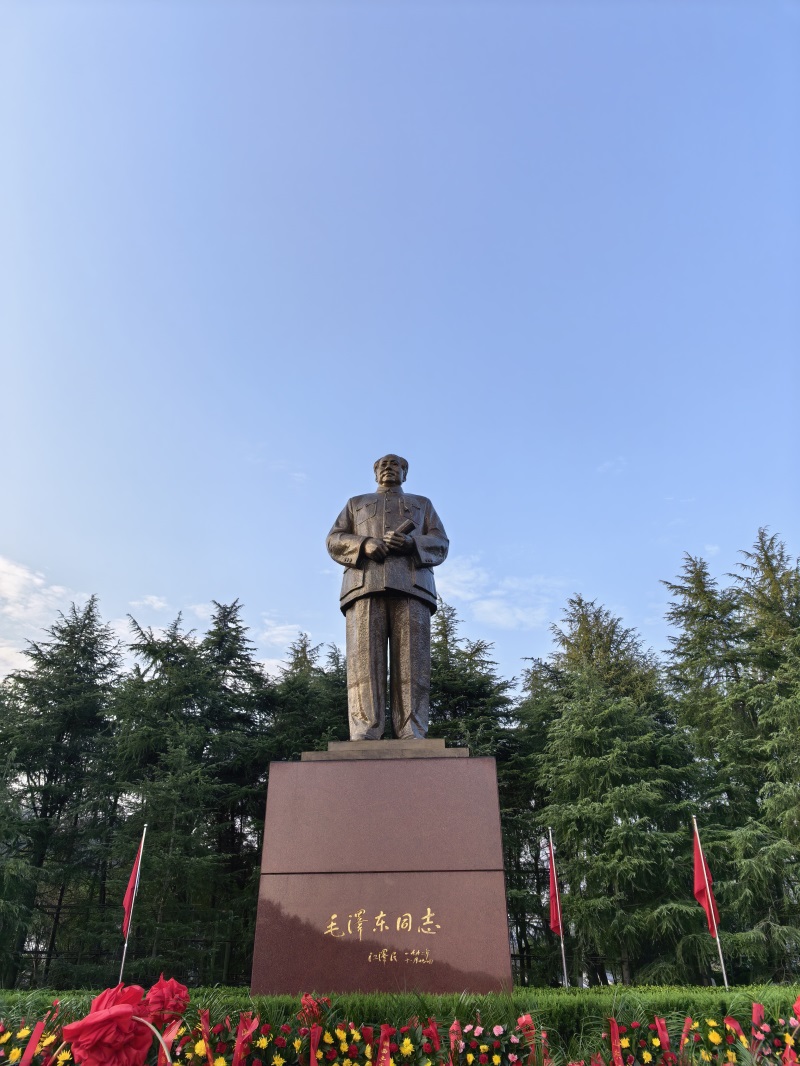 投促中国创始人吴永豪一行赴湖南省湘潭市韶山市韶山乡韶山村韶山旅游区核心景区中心毛泽东广场参观学习