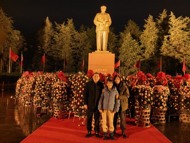 投促中国创始人吴永豪一行赴湖南省湘潭市韶山市韶山乡韶山村韶山旅游区核心景区中心毛泽东广场参观学习