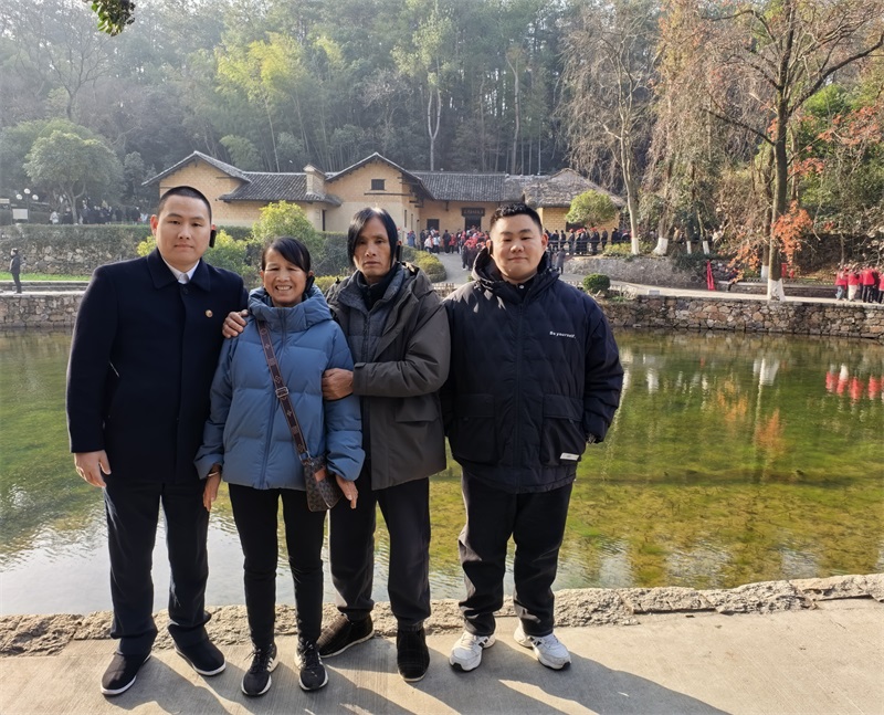 投促中国创始人吴永豪一行赴湖南省湘潭市韶山市韶山乡韶山村韶山旅游区第一批全国重点文物保护单位毛泽东同志故居参观学习