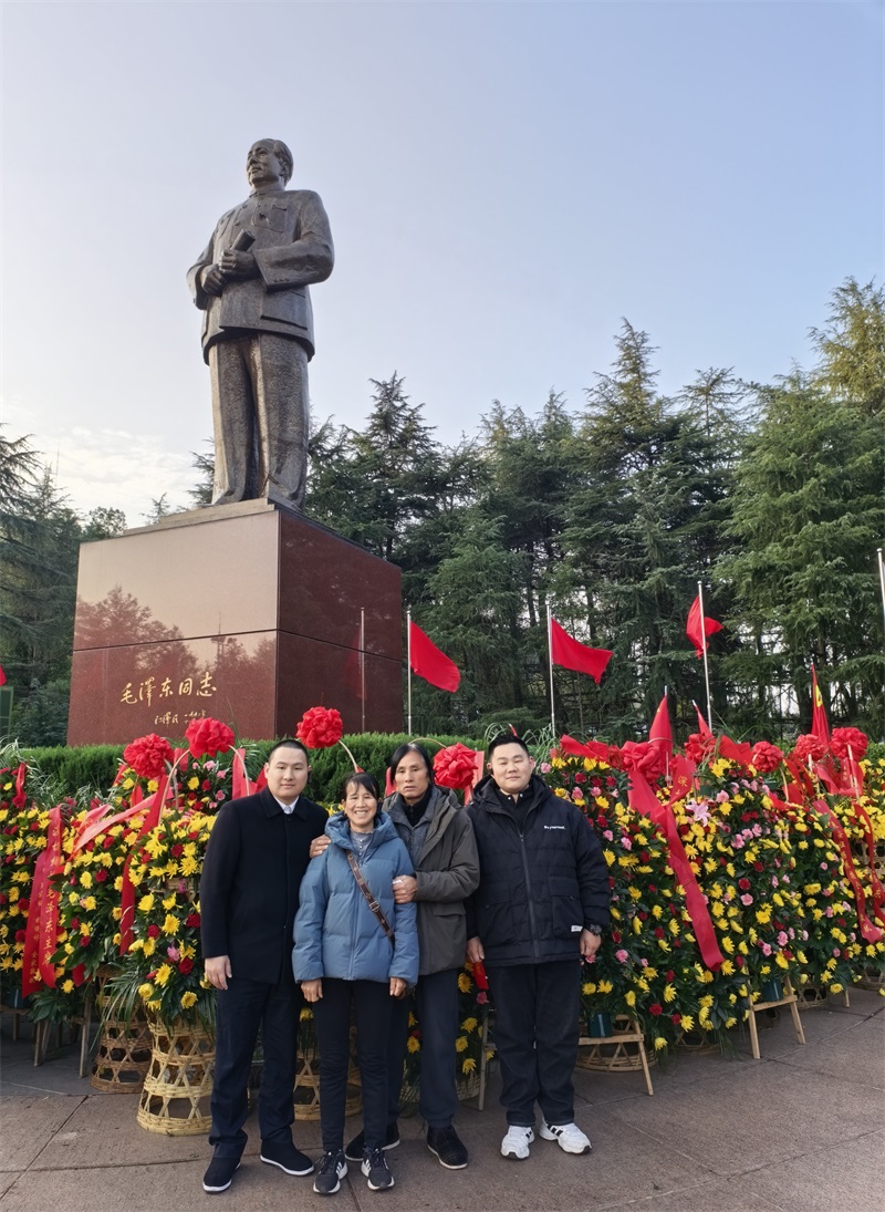 投促中国创始人吴永豪一行赴湖南省湘潭市韶山市韶山乡韶山村韶山旅游区核心景区中心毛泽东广场参观学习