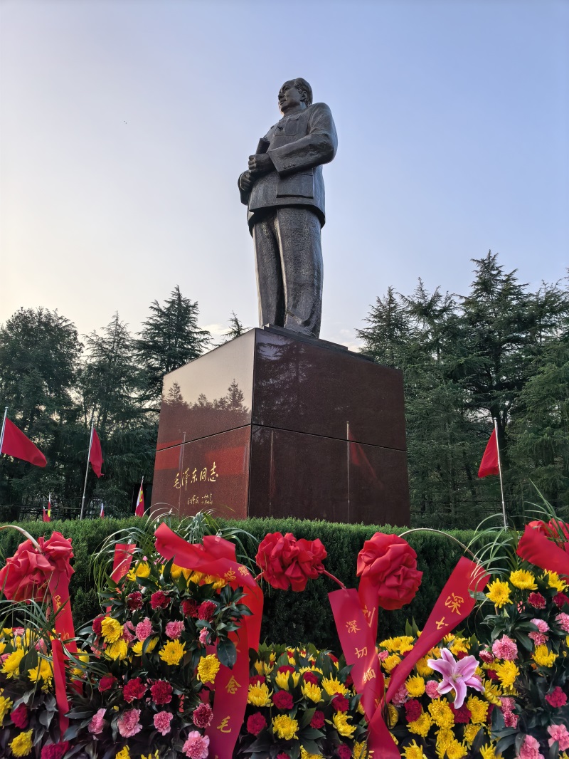 投促中国创始人吴永豪一行赴湖南省湘潭市韶山市韶山乡韶山村韶山旅游区核心景区中心毛泽东广场参观学习