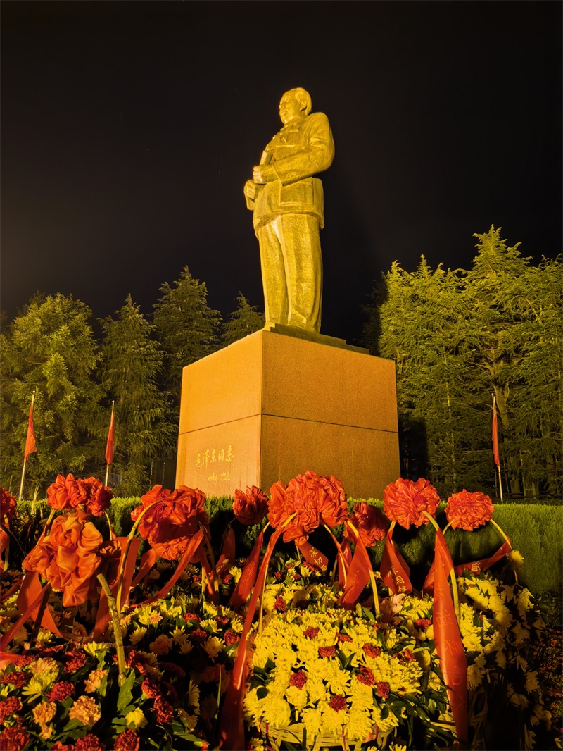 投促中国创始人吴永豪一行赴湖南省湘潭市韶山市韶山乡韶山村韶山旅游区核心景区中心毛泽东广场参观学习