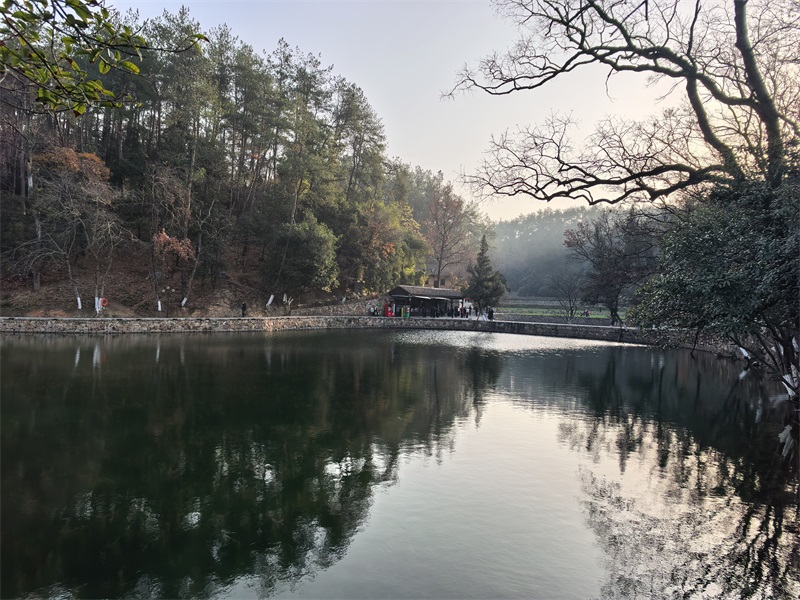 投促中国创始人吴永豪一行赴湖南省湘潭市韶山市韶山乡韶山村韶山旅游区南岸私塾旧址参观学习