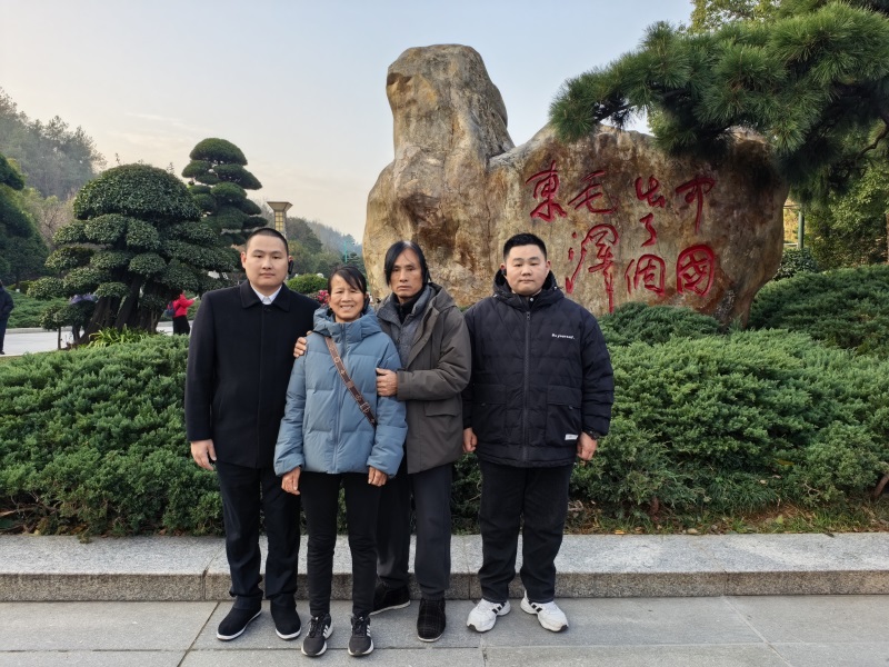 投促中国创始人吴永豪一行赴湖南省湘潭市韶山市韶山乡韶山村韶山旅游区核心景区中心毛泽东广场参观学习