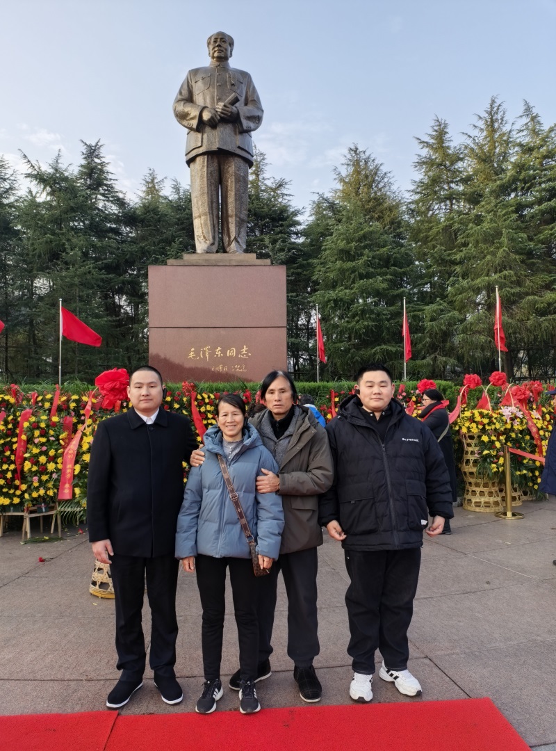 投促中国创始人吴永豪一行赴湖南省湘潭市韶山市韶山乡韶山村韶山旅游区核心景区中心毛泽东广场参观学习