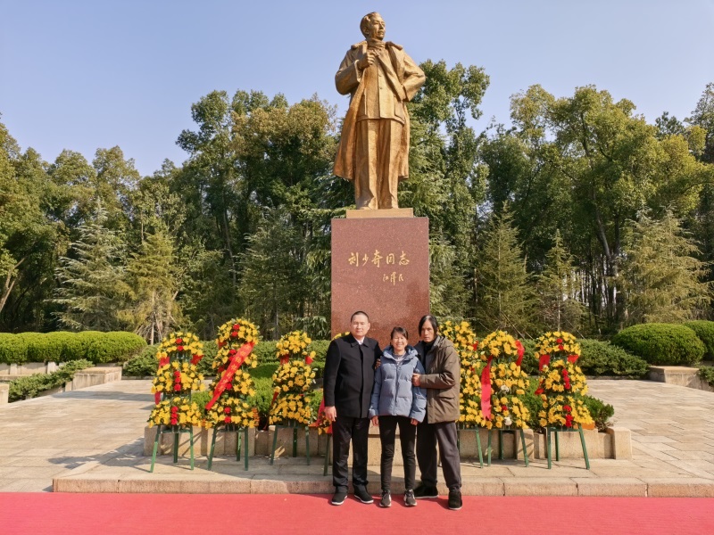 投促中国创始人吴永豪一行赴湖南省长沙市宁乡市花明楼镇炭子冲村刘少奇故里景区刘少奇铜像广场参观学习