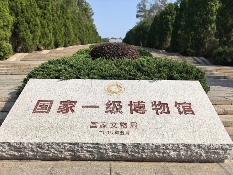 投促中国创始人吴永豪一行赴湖南省长沙市宁乡市花明楼镇炭子冲村刘少奇故里景区刘少奇铜像广场参观学习