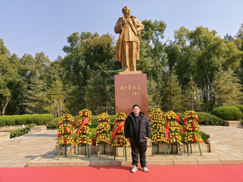 投促中国创始人吴永豪一行赴湖南省长沙市宁乡市花明楼镇炭子冲村刘少奇故里景区刘少奇铜像广场参观学习