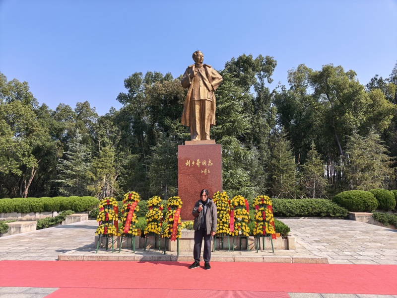投促中国创始人吴永豪一行赴湖南省长沙市宁乡市花明楼镇炭子冲村刘少奇故里景区刘少奇铜像广场参观学习