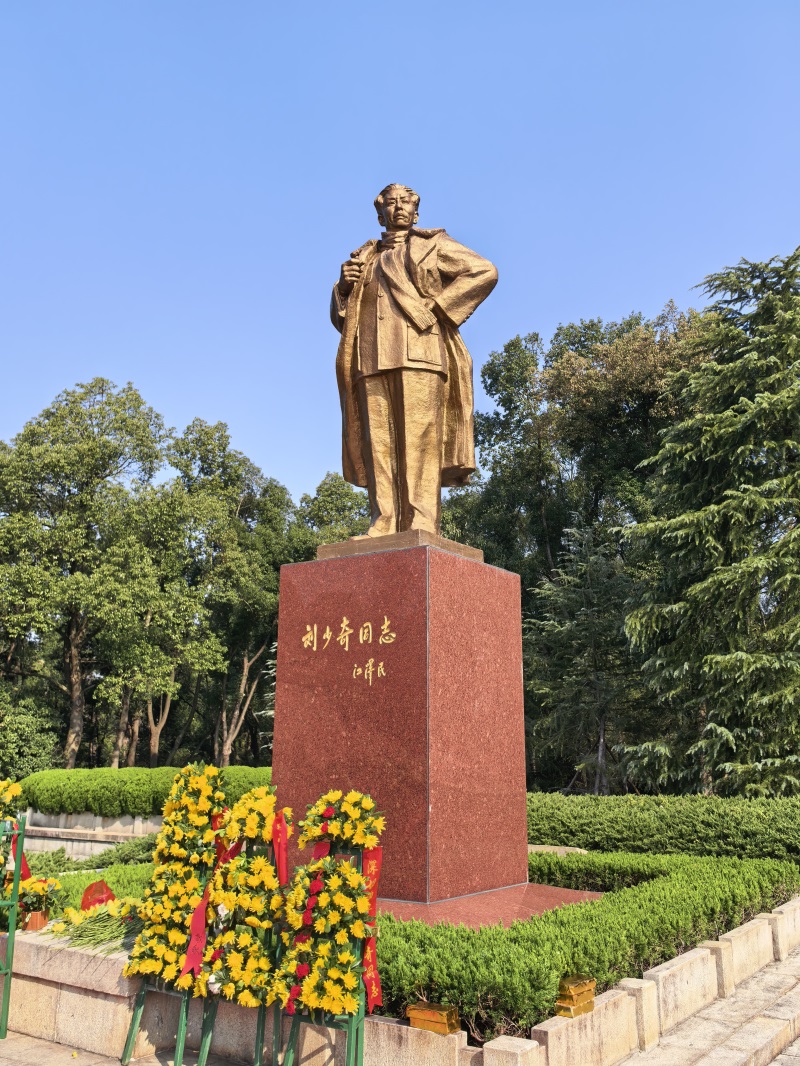 投促中国创始人吴永豪一行赴湖南省长沙市宁乡市花明楼镇炭子冲村刘少奇故里景区刘少奇铜像广场参观学习