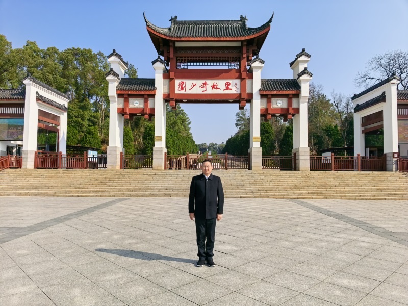 投促中国创始人吴永豪一行赴湖南省长沙市宁乡市花明楼镇炭子冲村刘少奇故里景区刘少奇铜像广场参观学习