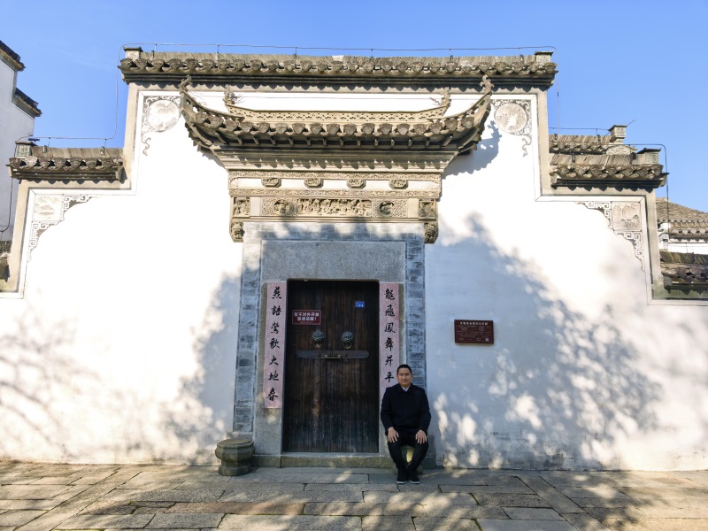 投促中国创始人吴永豪一行赴安徽省宣城市绩溪县龙川镇龙川村龙川景区奕世尚书坊和胡炳衡宅瞻仰学习